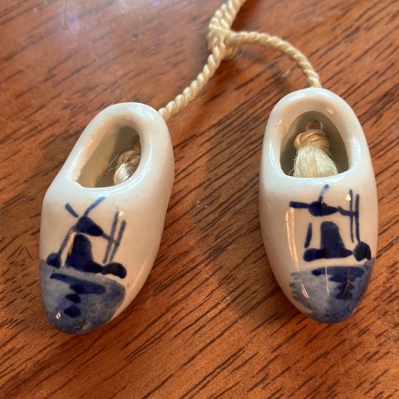 Adorable souvenir tiny hand made ceramic shoes from Holland! - Picture 5 of 12